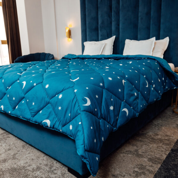 Pilota matlasata iarna "Luna si Stele" Coneltex, dimensiuni 180x210 cm, culoare albastra, umplutura fibra siliconizata antialergica, densitate 350 g/mp