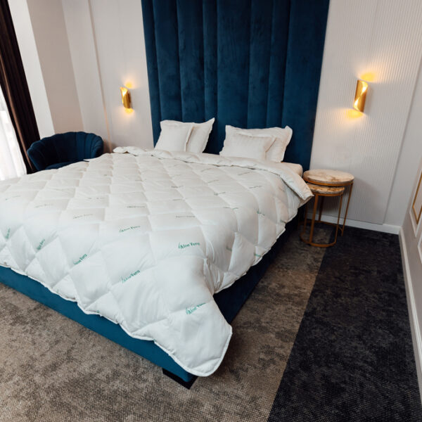 Pilota antialergica matlasata iarna aloe vera AloeDream Coneltex, dimensiuni 140x210 cm, dreptunghiulara, culoare alba, umplutura fibra siliconizata antialergica, densitate 350 g/mp