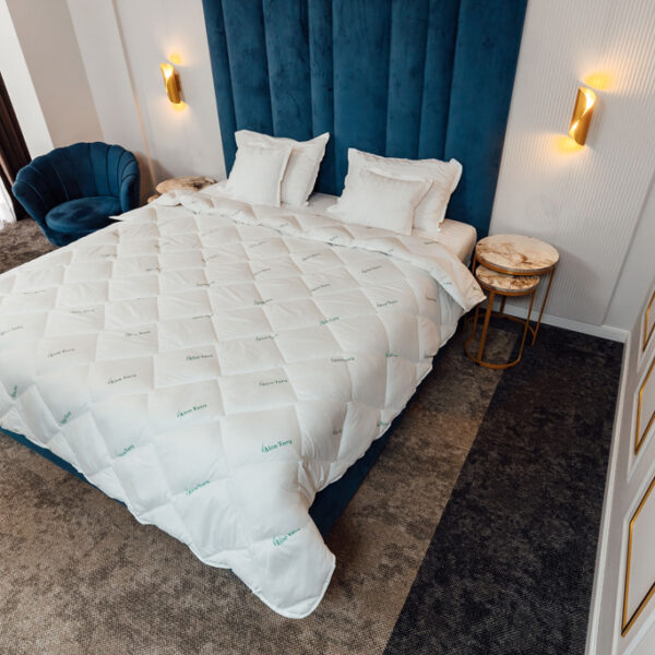 Pilota iarna matlasata aloe vera AloeDream Coneltex, dimensiuni 180x210 cm, dreptunghiulara, culoare alba, umplutura fibra siliconizata antialergica, densitate 350 g/mp