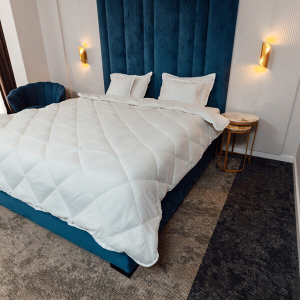 Pilota matlasata vara PureDream Coneltex, dimensiuni 180x210 cm, dreptunghiulara, culoare alba, umplutura fibra siliconizata antialergica, densitate 200 g/mp