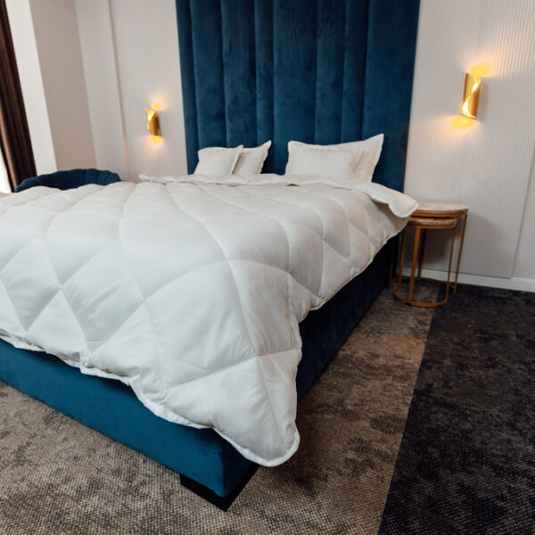 Pilota matlasata iarna groasa PureDream Coneltex, dimensiuni 180x210 cm, dreptunghiulara, culoare alba, umplutura fibra siliconizata antialergica, densitate 500 g/mp