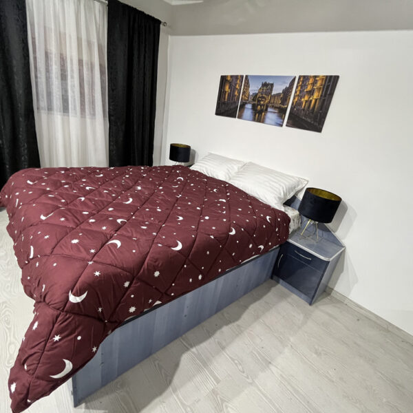 Pilota iarna matlasata "Luna si Stele" Coneltex, dimensiuni 180x210 cm, dreptunghiulara, culoare maro inchis, umplutura fibra siliconizata, densitate 350 g/mp