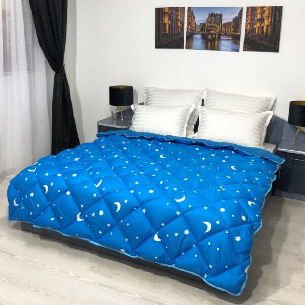 Pilota iarna matlasata "Luna si Stele" Coneltex, dimensiuni 200x210 cm, culoare albastra, umplutura fibra siliconizata antialergica, densitate 350 g/mp