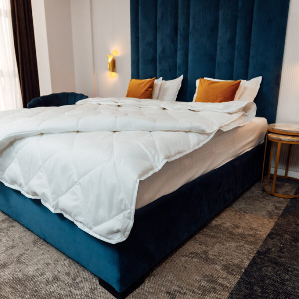 Pilota matlasata patru anotimpuri PureDream 4 Seasons Coneltex, dimensiuni 180x210 cm, dreptunghiulara, culoare alba, umplutura fibra siliconizata antialergica, densitate 550 g/mp, din doua piese