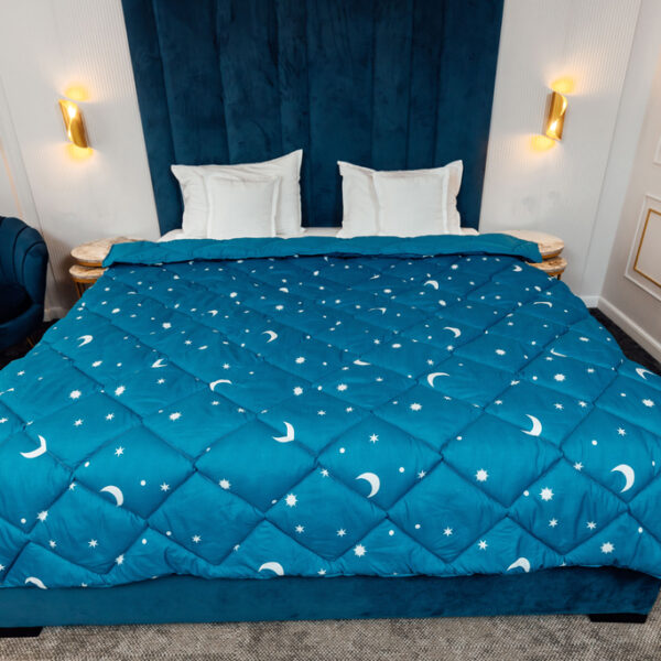 Pilota iarna matlasata "Luna si Stele" Coneltex, dimensiuni 180x210 cm, dreptunghiulara, culoare turcoaz, umplutura fibra siliconizata antialergica, densitate 350 g/mp