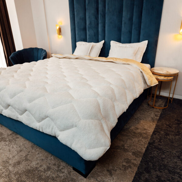 Pilota blana iarna matlasata "ThermaFur" Coneltex, dimensiuni 180x210 cm, dreptunghiulară, culoare crem, umplutură fibră siliconizată antialergică, densitate 350 g/mp