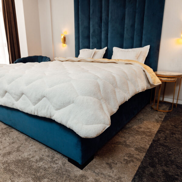 Pilota iarnă blană "ThermaFur" Coneltex, dimensiuni 140x210 cm, dreptunghiulară, culoare crem, umplutură fibră siliconizată antialergică, densitate 350 g/mp