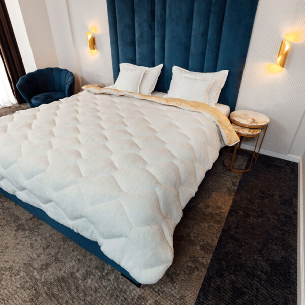 Pilota blană matlasata "ThermaFur" Coneltex, dimensiuni 200x210 cm, dreptunghiulară, culoare crem, umplutură fibră siliconizată antialergică, densitate 350 g/mp